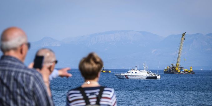Menschen beobachten, wie der Schwimmkran Hebo Lift 10 zur Bergung der Superyacht Bayesian auf der Insel Sizilien in Süditalien eintrifft. Bayesian
