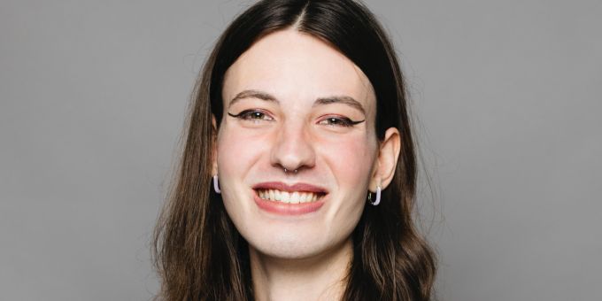 Celeste Burkart stösst zum Vorstand der Jungen Grünen Kanton Luzern hinzu. Frauenporträt frontal