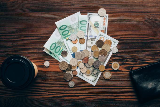 Der Euro gewinnt gegenüber dem Dollar bis zu zwei Prozent. (Symbolbild) dollar euro symbolbild