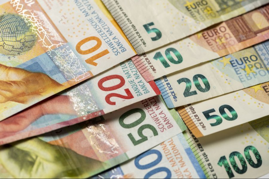 Schweizer Franken sind deutlich fälschungssicher, unterstreicht das Fedpol. Euro und US-Dollar würden häufiger gefälscht.