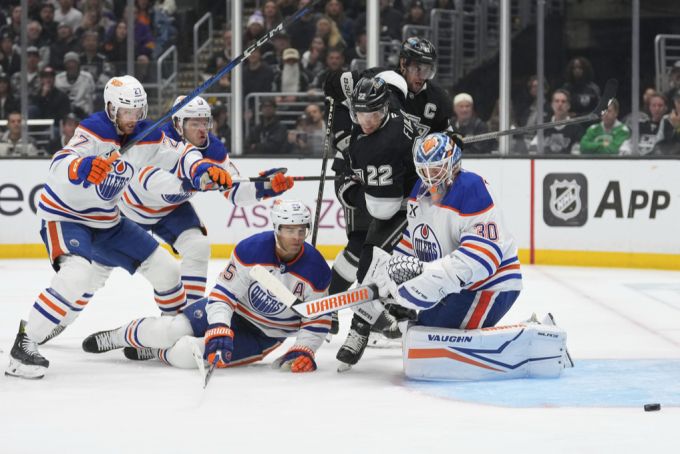 Kevin Fiala (#22) hat gegen die Oilers ein hartes Stück Arbeit vor sich. NHL
