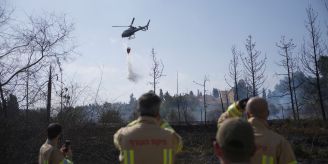 Feuerwehr im Einsatz - Brände bei Jerusalem noch nicht unter Kontrolle