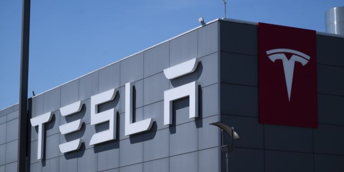 Tesla Gebäude Logo
