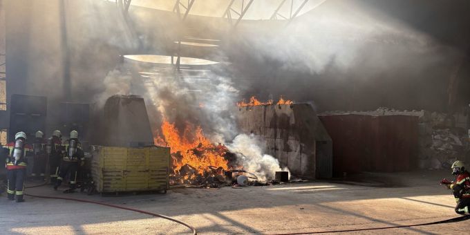 Au SG: Brand in Recyclinghalle. Brand AU