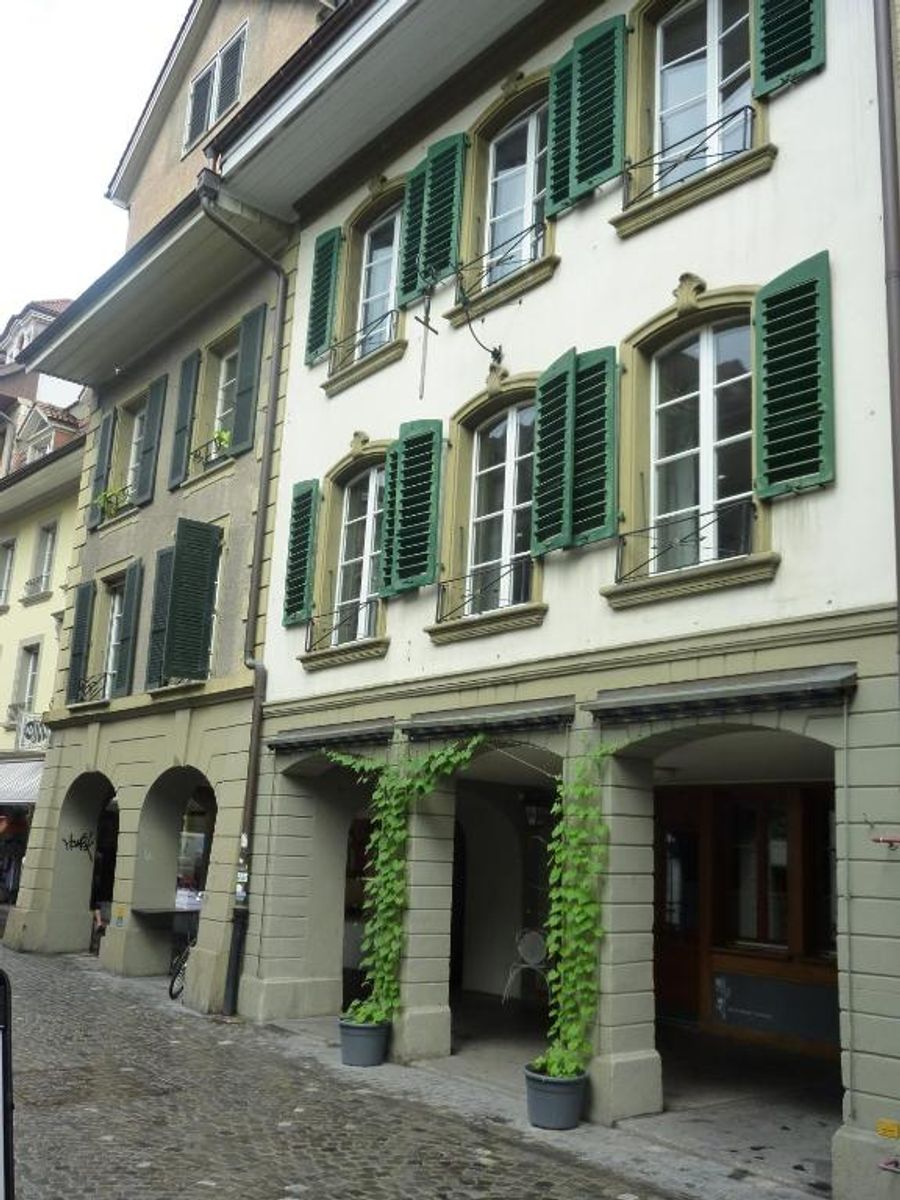 Das Restaurant Schwert in Thun. Der Beiz wurde das Originalschwert 2011 aus luftiger Höhe gestohlen.