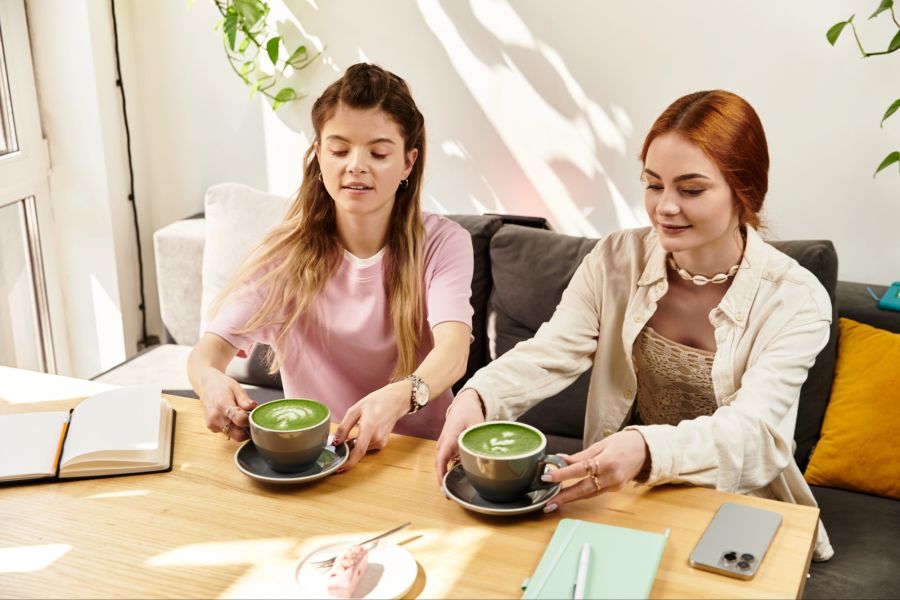 Zwei junge Frauen trinken Matcha-Kaffee