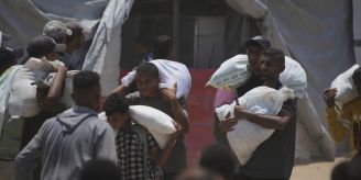 Gaza - Stiftung verteilt Gaza-Hilfsgüter erstmals direkt mit Lastwagen Gaza - Stiftung verteilt Gaza-Hilfsgüter erstmals direkt mit Lastwagen