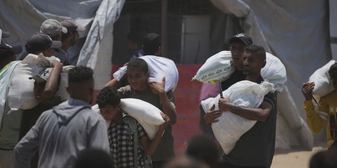 Die Gaza Humanitarian Foundation verteilt erstmals Lebensmittel direkt an Palästinenser. Palästinenser