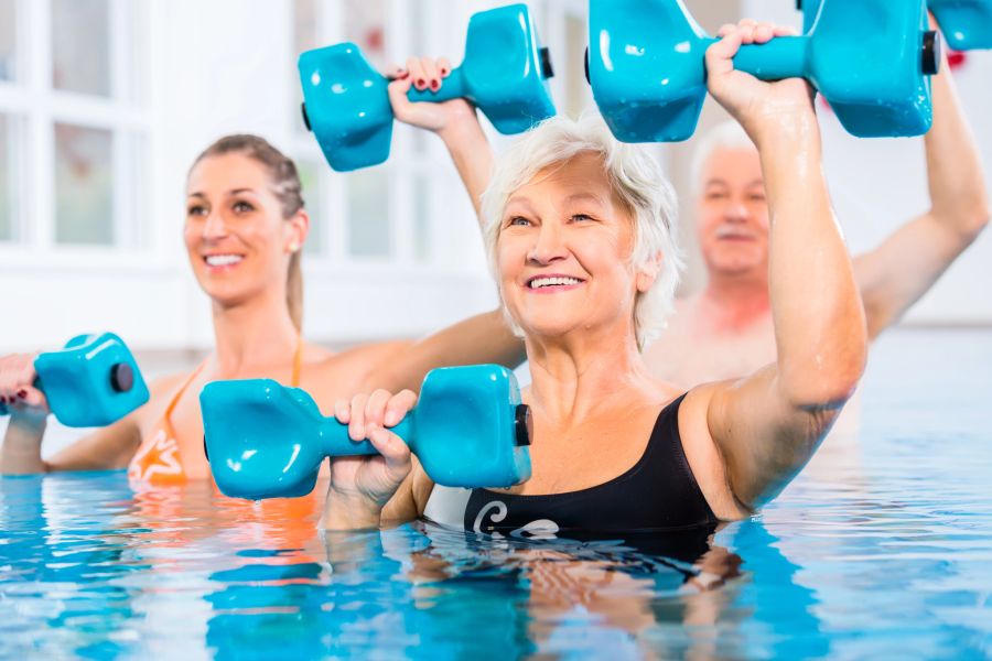 aquafitness mit hanteln