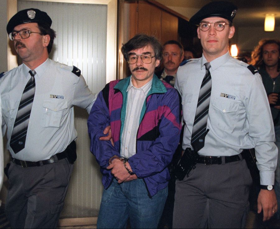 Werner Ferrari (Mitte), einer der berühmtesten Schweizer Gefängnisinsassen, hat im Aargau zwei Kinder getötet. (Archivbild 1995)