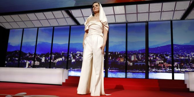 Der weisse Jumpsuit von Jury-Präsidentin Juliette Binoche war eines der Highlights auf dem roten Teppich in Cannes. teppich cannes