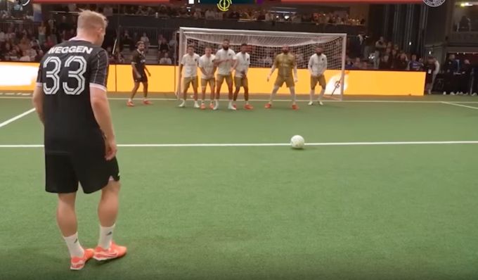Aus dieser Position hämmert Kevin Weggen den Ball ins rechte obere Eck. baller league