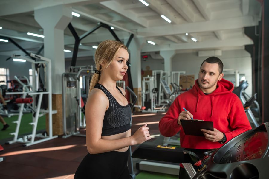 Sportlerin Personal Trainer Fitnessstudio