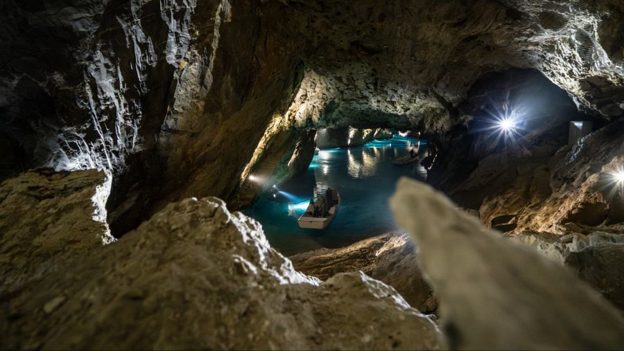 Die Grotte kann als Gruppe oder bei einer privaten Führung näher erkundet werden.