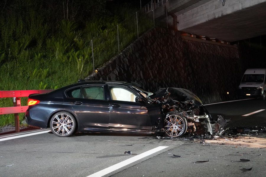 Die A3 wurde zu diesem Zeitpunkt aufgrund einer geplanten Sperrung des Kerenzerbergtunnels im Gegenverkehr betrieben, wie die Polizei weiter schrieb.