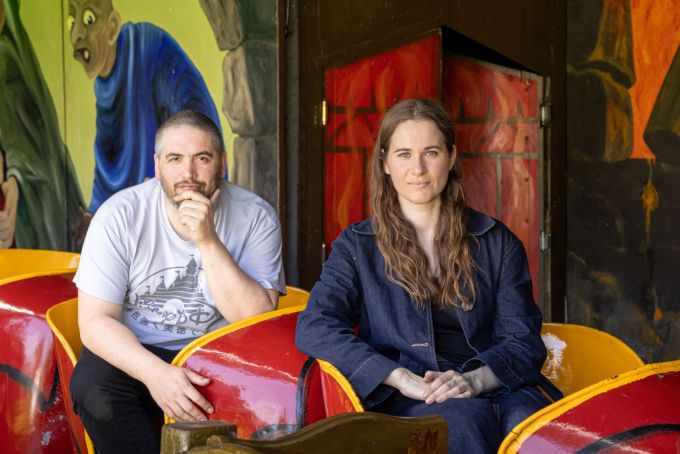 Rebecca Moss und Augustin Rebetez in der Kunst-Geisterbahn «Scream Machines». Kunst-Geisterbahn