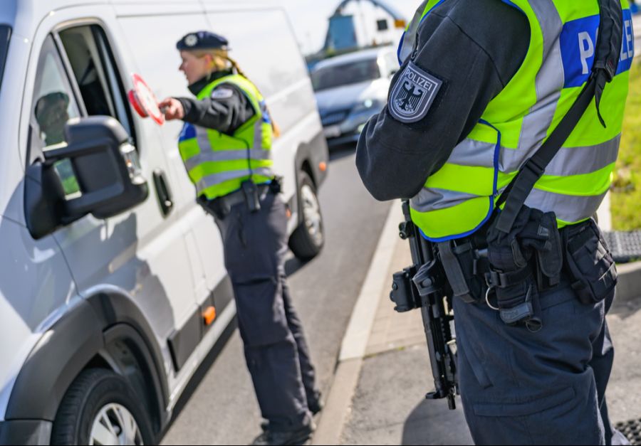 Auch Asylbewerber mit einem Antrag sollen zurückgewiesen werden.