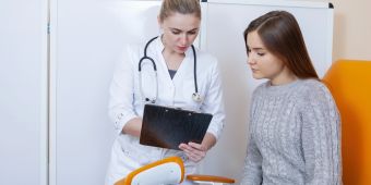 Frau bei gynäkologischer Untersuchung