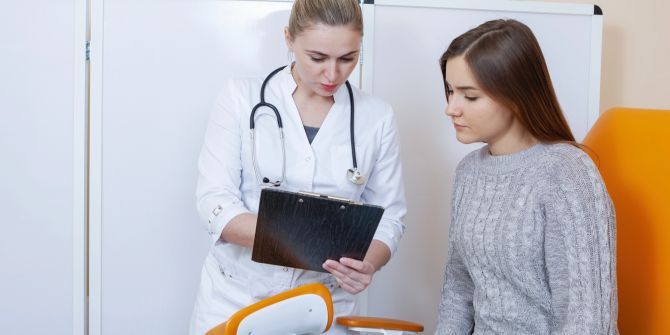 Frau bei gynäkologischer Untersuchung