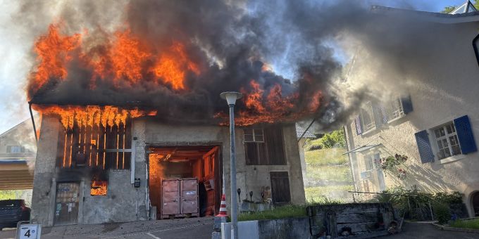 Liedertswil BL: Scheune im Bezirk Waldenburg in Brand geraten. Liedertswil BL