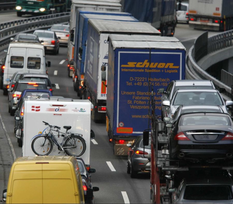 «Stau- und Standzeiten führen zu immer grösser werdenden Produktivitätsverlusten im Strassentransport», warnt der Astag.