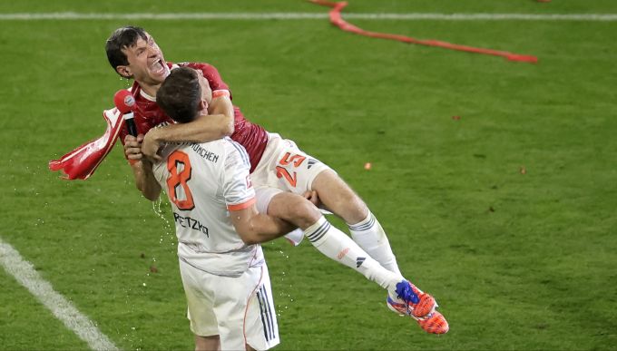Thomas Müller und die Bayern lassen es nach dem Sieg gegen Gladbach krachen. Thomas müller