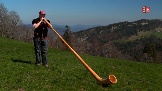 Alphornspielen ist die grosse Leidenschaft von Sämi. Bauer Sämi