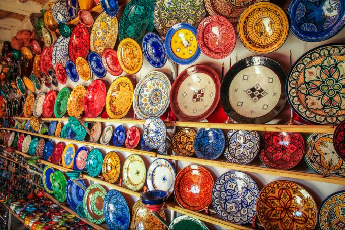 Marokko zieht jedes Jahr zahlreiche Touristen an, die in eine geschichtsträchtige, farbenfrohe Welt eintauchen. Kunstvoll gestaltete Teller in Marokko