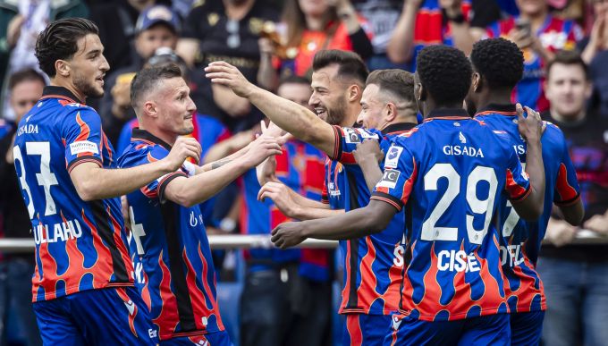 Albian Ajeti lässt sich nach seinem Tor zum 1:0 gegen Luzern feiern. FC Basel