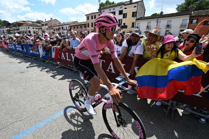 Isaac del Toro führt das Gesamtklassement des Giro d'Italia an. Isaac del Toro