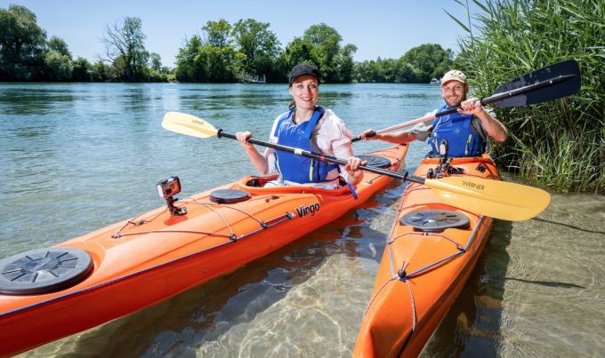 «G&G»-Reporter Sandro Sabatini unterwegs auf der Aare mit Ex-Miss Tanja Gutmann. SRF