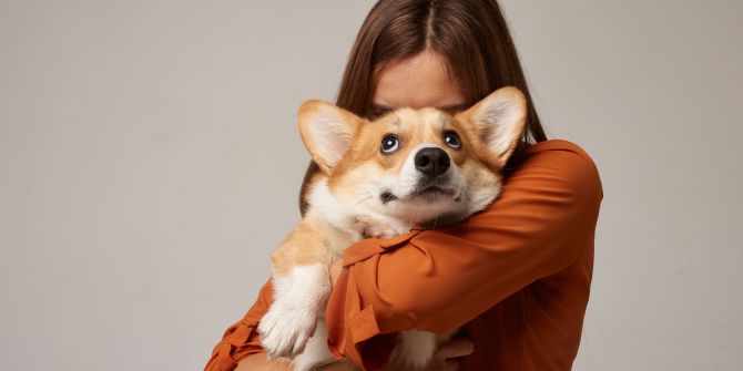 Frau mit Hund auf dem Arm