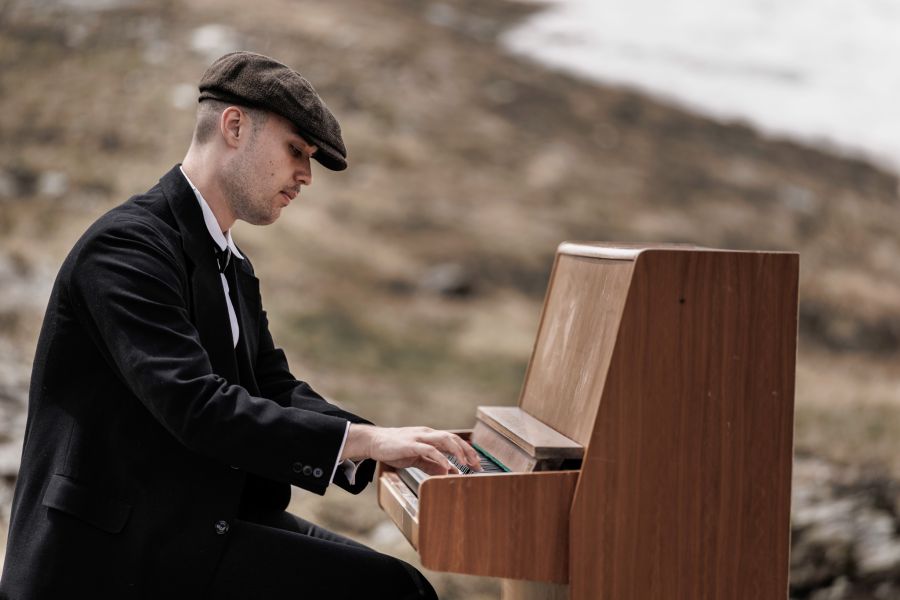 Pianist Elia Gasser improvisiert live. Feinfühlig und jeden Abend anders.