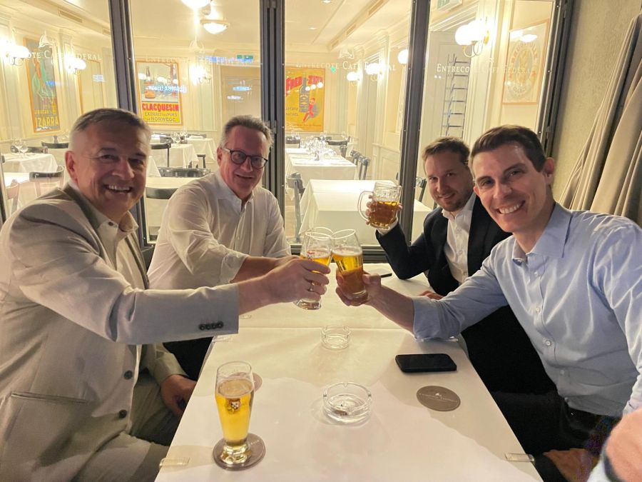 Nach erfülltem Tagwerk stösst FDP-Chef Thierry Burkart gerne mit einem Bier an. Neben ihm sitzt Christian Steiner, Fraktionssekretär der FDP.