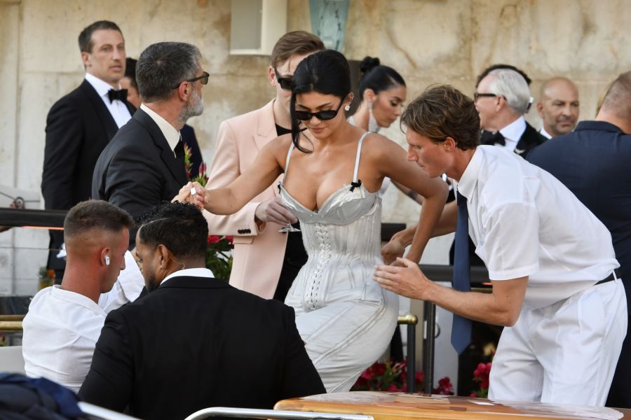 Kylie Jenner trug diesen silbernen Look. Ist das Kleid zu hell für einen Hochzeitsgast?