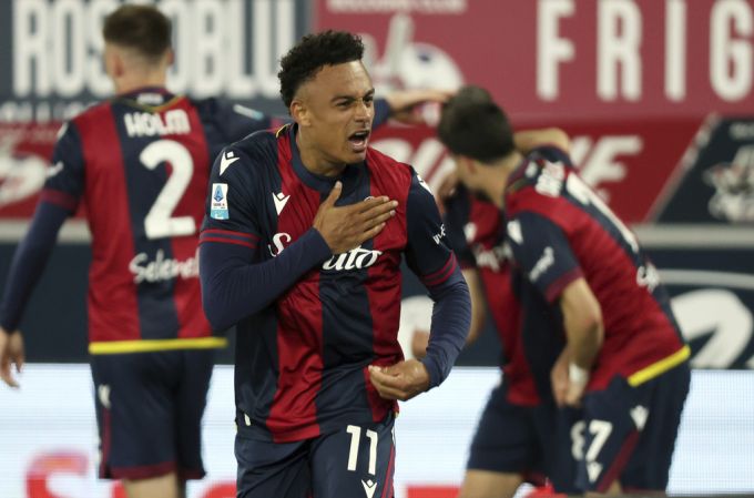 Dan Ndoye jubelt im Dress von Bologna. Dan Ndoye