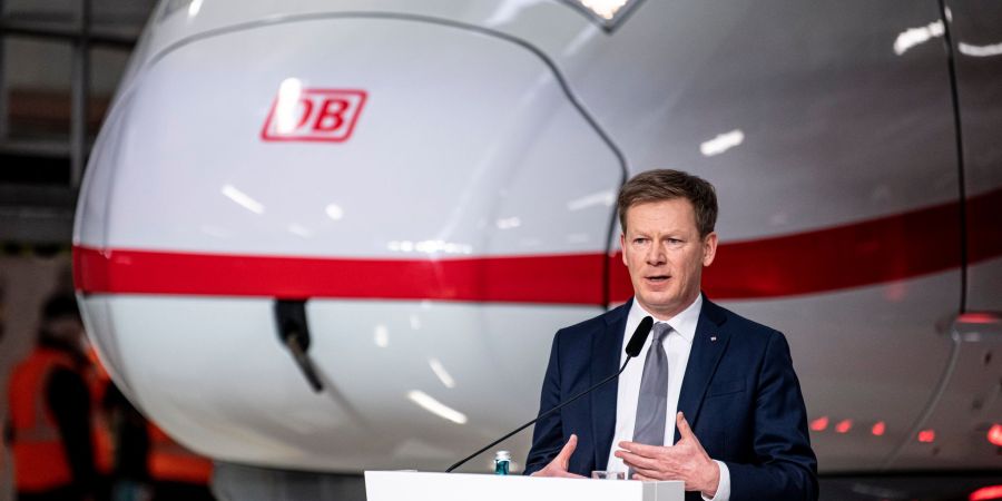 Bahnchef Richard Lutz dürfte noch einige Monate Zeit haben, bis eine Entscheidung über seinen Verbleib an der Konzernspitze getroffen wird. (Archivbild)