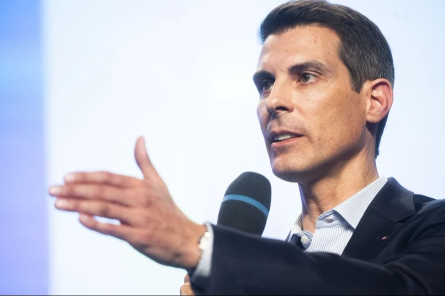 FDP-Parteipräsident Thierry Burkart findet die Lohnunterschiede zwischen dem Bund und der Privatwirtschaft «stossend».