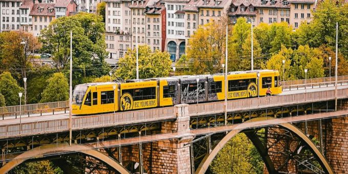 Das YB-Tram fährt weiterhin durch Bern. YB