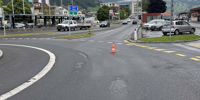 Unfallstelle in Brunnen, wo ein Velofahrer und ein Auto kollidierten. Unfallstelle in Brunnen