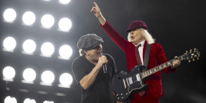 Sänger Brian Johnson (l) und Gitarrist Angus Young der Band AC/DC auf der Bühne beim Konzert im Letzigrund Stadion in Zürich am 29. Juni 2024.