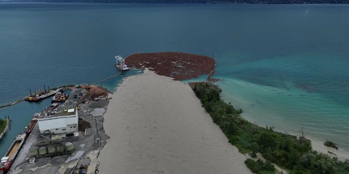 Die Einmündung der Rhone in den Genfersee. Der Fluss führt deutlich mehr Wasser mit, als üblich. rhohe