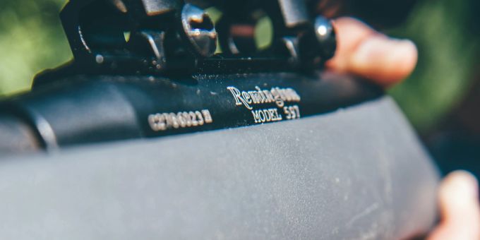Der 79-jährige Mann traf mit seinem Luftgewehr einen der Bauarbeiter am Gesäss. (Symbolbild) Gewehr
