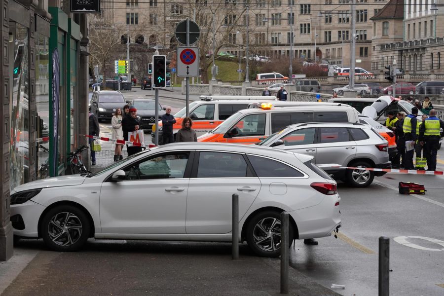 Das Auto krachte in das Schaufenster eines Ladens.