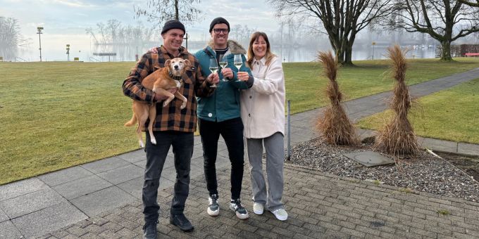 Das Restaurant im Strandbad wird künftig unter dem Namen «DOCK 6210» geführt. Im Bild (v.l.n.r.) die neuen Pächterinnen und Pächter: Andreas Stöckli, Nuno Miguel Domingues und Stéphanie Stöckli. Strandbad-Pächter Sursee