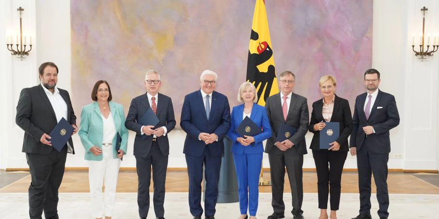 Im Mai 2022 ernannte Bundespräsident Frank-Walter Steinmeier in Anwesenheit des damaligen Bundesjustizministers, Marco Buschmann (FDP), Malte Spitz (l-r), Kerstin Müller, Lutz Goebel, Gudrun Grieser, Reinhard Göhner und Andrea Wicklein als neue Mitglieder des Nationalen Normenkontrollrates.