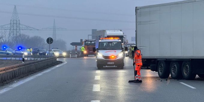 Die A3 bei Regensburg wurde nach der Unfallserie mit mehreren Fahrzeugen in beide Richtungen gesperrt. Deutschland Regensburg Unfall