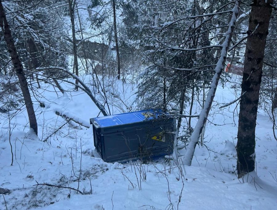 Ein in den Wald abgestürztes ToiToi zeigt, dass es am Samstag bereits etwas wilder zu und her ging.