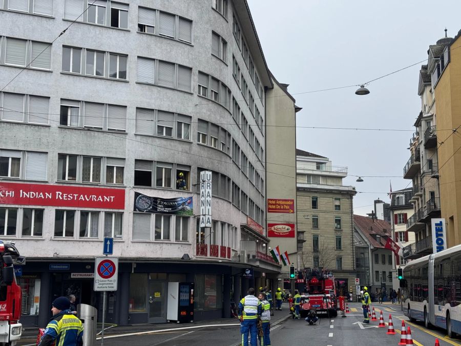 Im Urania-Gebäude ist ein Feuer entfacht.