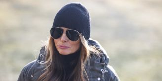 Pilotenbrille & Kappe - So lässig zeigt sich Melania jetzt plötzlich Pilotenbrille & Kappe - So lässig zeigt sich Melania jetzt plötzlich